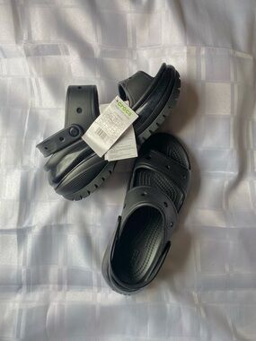 CROCS *NWT Mega Crush Sandal